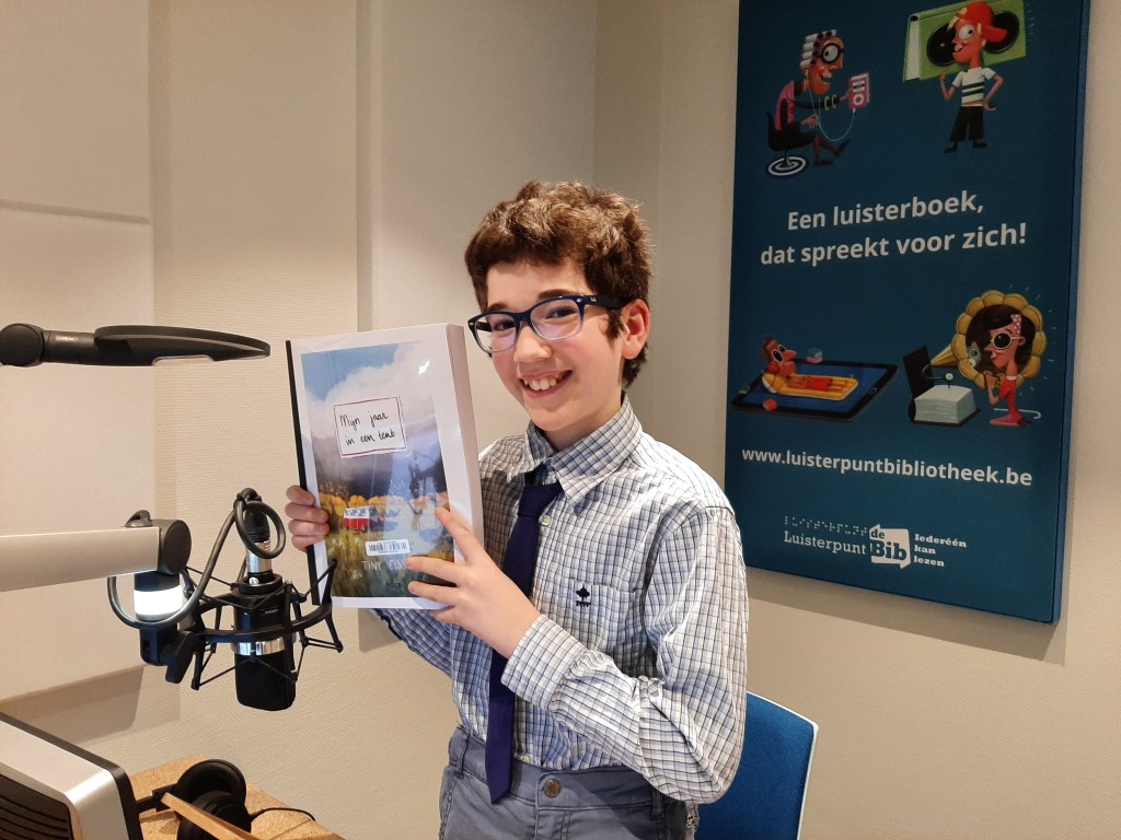 Victor in de studio van Luisterpunt met het boek 'Mijn jaar in een tent'