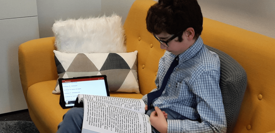 Victor leest een Daisy-luisterboek en groteletterboek van de Leesjury